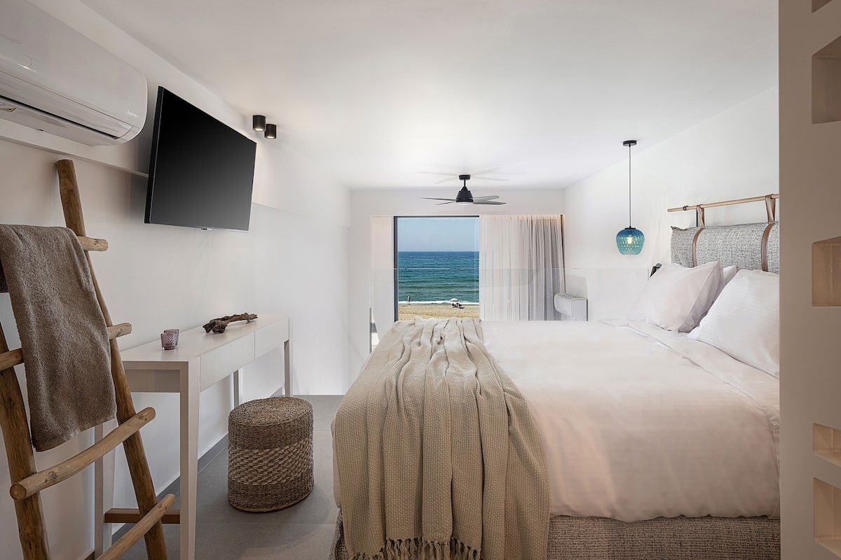 Superior Maisonette Suite with Direct Sea View | Egyptian cotton sheets, premium bedding, memory foam beds, minibar