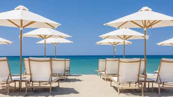 Accommodatie ligt op het strand, ligstoelen, parasols, strandlakens