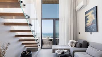 Superior Maisonette Suite with Direct Sea View | 起居區 | 43-吋智慧型電視、衛星頻道、電視