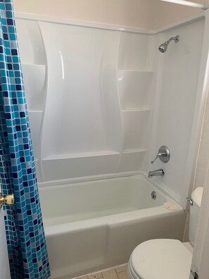 Basic Double or Twin Room | Bathroom - El Rancho Hotel (Parker)