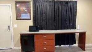 Basic Single Room - El Rancho Hotel (Parker)