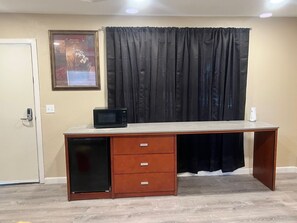 Basic Single Room | Free WiFi - El Rancho Hotel (Parker)