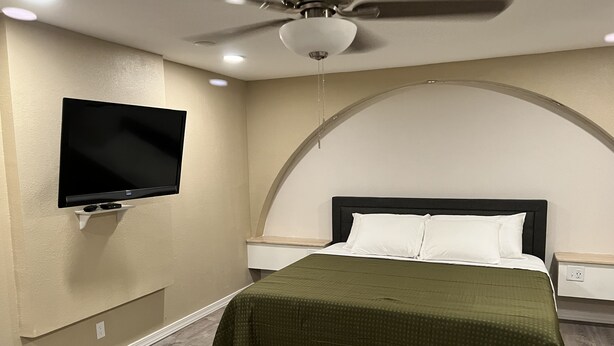 Room - El Rancho Hotel (Parker)