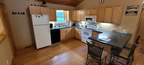 大型冷蔵庫、電子レンジ、オーブン、コンロ