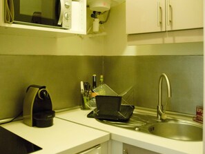 Køleskab, mikrobølgeovn, ovn, kaffe-/temaskine