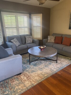 Smart TV, fireplace - North Phoenix Close to Everything/ Secured Parking (Glendale)