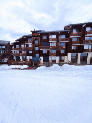 Exterior - 10m from ski slopes, 1st floor, view ski slopes, terrace, tv, 40m², La Plagne (La Plagne)