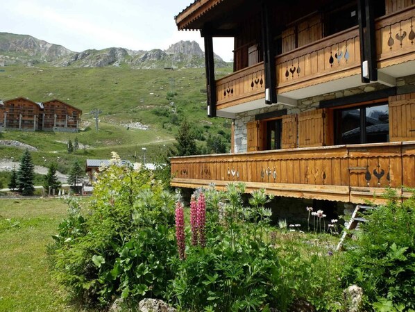 Property grounds - 100m from ski slopes, 2nd floor, view mountain, balcony, fireplace or stove, tv, 76m², Tignes (Tignes)