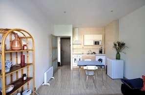 Kühlschrank, Mikrowelle, Ofen, Wasserkocher mit Kaffee-/Teezubehör