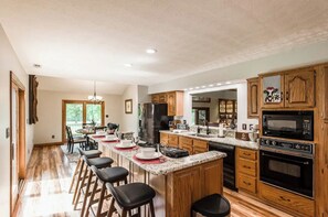 Réfrigérateur, four à micro-ondes, un four, surface de cuisson