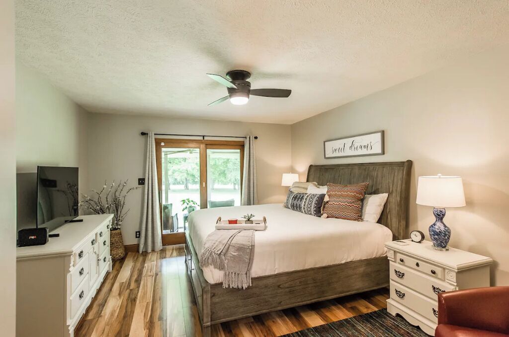 4 chambres, bureau, fer et planche à repasser, lit parapluie