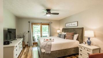 4 chambres, bureau, fer et planche à repasser, lit parapluie