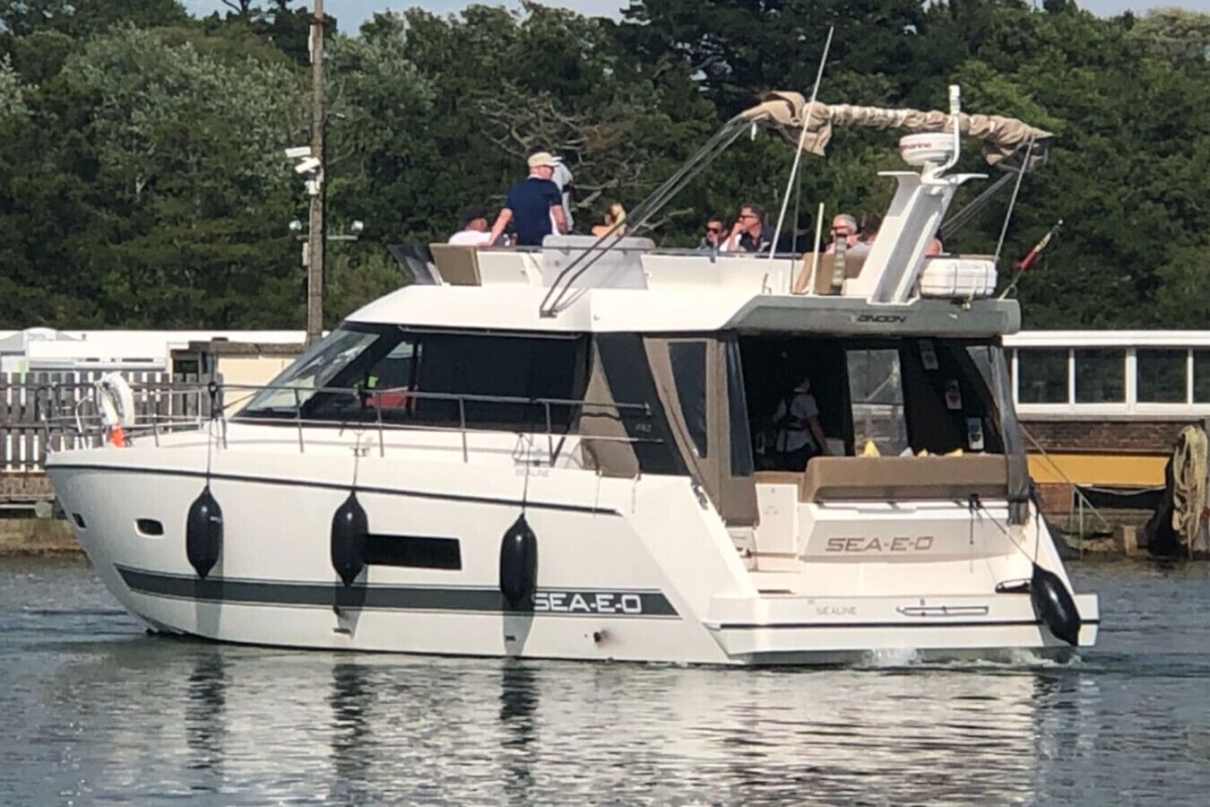 En hvid motorbåd med kabine og siddeplads, mærket "SEA-50".
