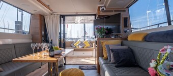 Stylish two-bedroom yacht stay in the heart of Lymington