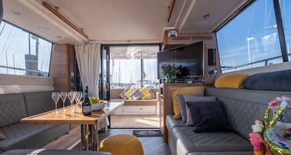 Stylish two-bedroom yacht stay in the heart of Lymington