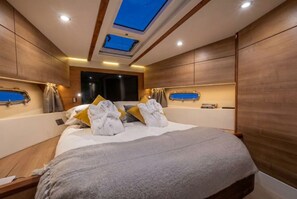 2 bedrooms, desk, iron/ironing board, WiFi - Stylish two-bedroom yacht stay in the heart of Lymington (Lymington)