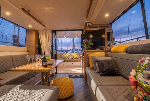 Stylish two-bedroom yacht stay in the heart of Lymington