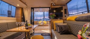 Stylish two-bedroom yacht stay in the heart of Lymington