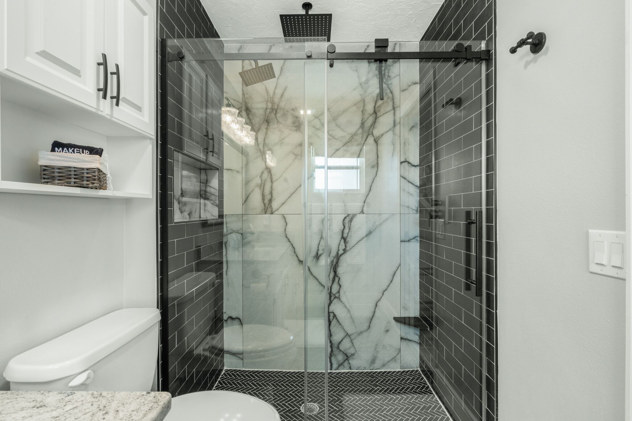 Combined shower/bathtub, hair dryer, towels, soap