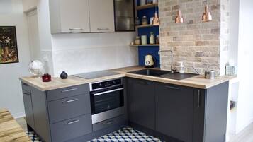 Réfrigérateur, micro-ondes, four, plaque de cuisson