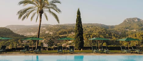 Indoor pool, 2 outdoor pools, pool cabanas (surcharge)
