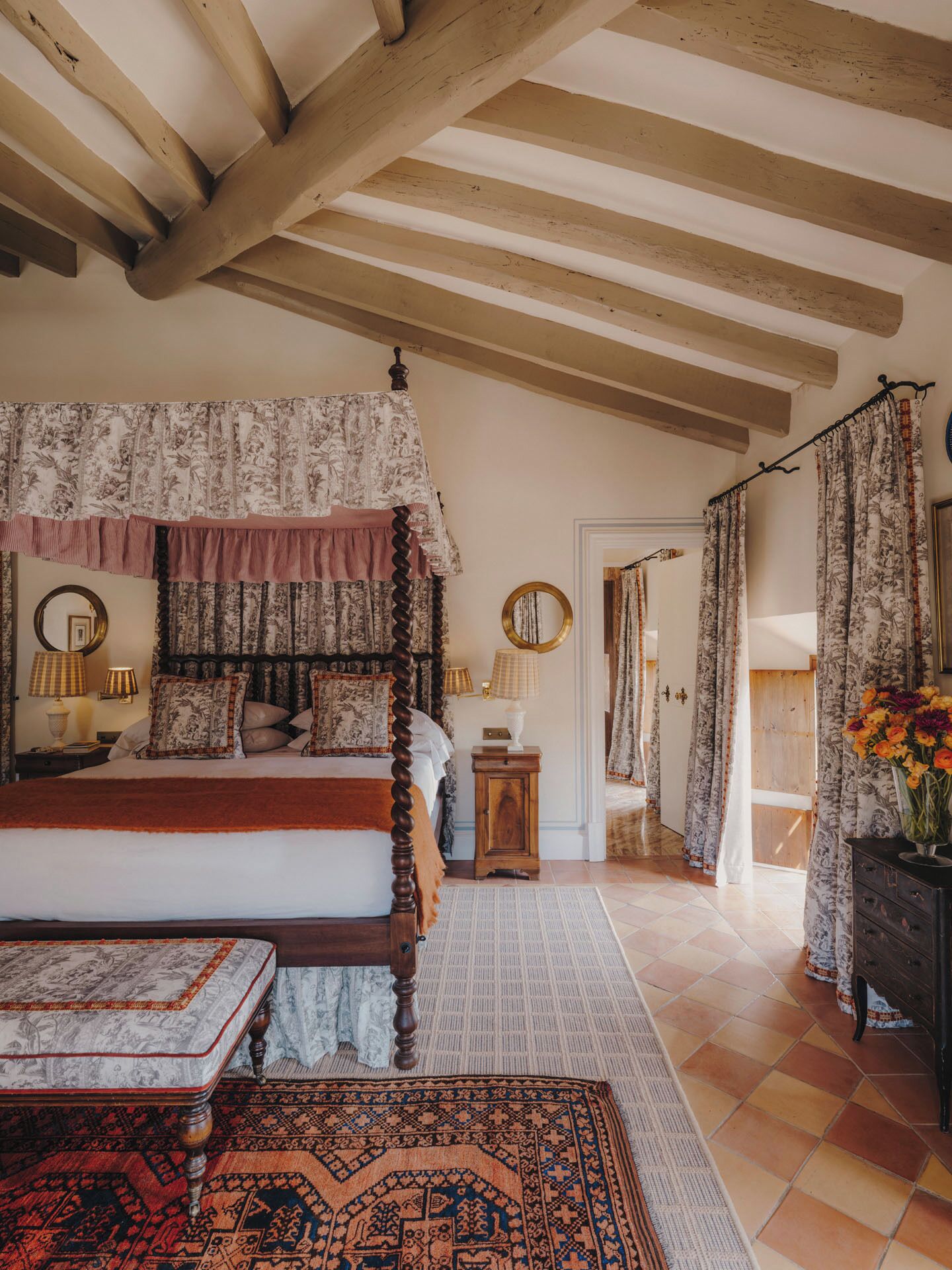 Junior Room (Galilea) | Egyptian cotton sheets, premium bedding, down comforters