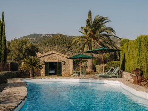 1 bedroom, Egyptian cotton sheets, premium bedding, down comforters