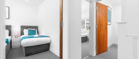 5 室のベッドルーム、アイロン / アイロン台、WiFi (無料)、ベッドシーツ