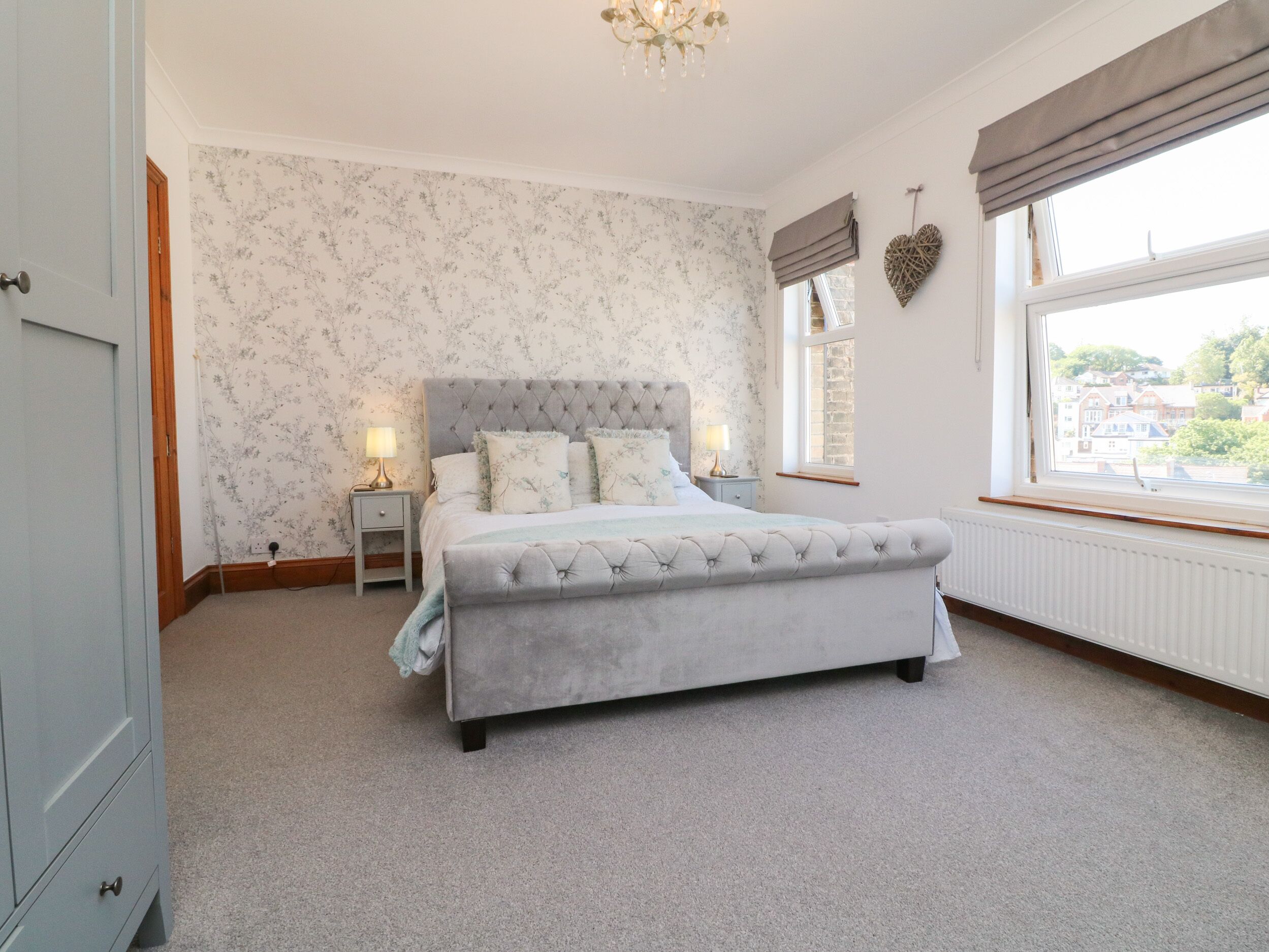 2 dormitorios, decoración individual, mobiliario individual