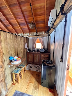 奢華小屋, 1 張特大雙人床, 熱水浴缸, 海景 | 私人廚房 | 小冰箱、微波爐、咖啡機/沖茶器、電熱水壺
