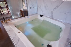 家庭小屋 | 浴室 | 獨立浴缸和淋浴設備、按摩浴缸、免費盥洗用品、吹風機