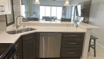 Geladeira, micro-ondas, fogão, cooktop