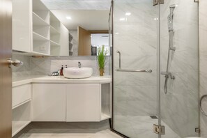 Family Apartment, 4 Bedrooms | Bathroom | Shower, hydromassage showerhead, designer toiletries, hair dryer - Vinhomes Luxury-Christine Apartment (Ho Chi Minh City)