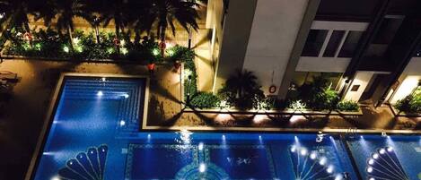 Bagian depan properti - sore/malam