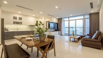 Family Apartment, 4 Bedrooms | Living area
