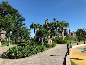 Fachada de la propiedad por la tarde o noche