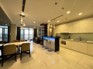 Premium bedding, individually decorated, individually furnished, desk - Vinhomes Luxury-Christine Apartment (Ho Chi Minh City)