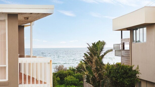 Un immeuble moderne doté d’un balcon donnant sur la mer.