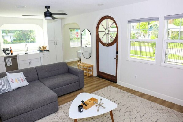 Smart TV, chimenea, estéreo y monitor de computadora