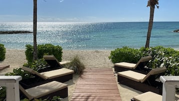 Plage, chaises longues, serviettes de plage