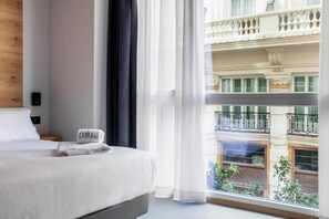 Habitación Cuádruple familiar, exterior | Ropa de cama de alta calidad, edredones de plumas, minibar y caja fuerte