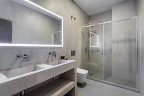 Habitación Cuádruple familiar, exterior | Baño | Ducha, cabezal de ducha tipo lluvia, secador de pelo y toallas