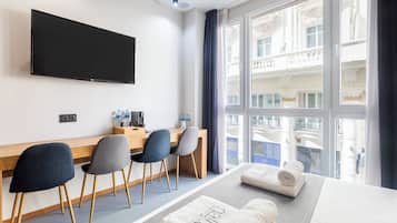 Quarto quádruplo luxo, vista para a cidade | Roupas de cama premium, edredons de pluma, frigobar, cofres nos quartos