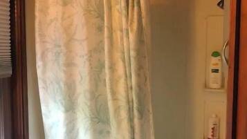 Badkar, hårtork, handdukar och tvål