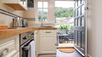 Kylskåp, vattenkokare, brödrost och grytor/köksredskap