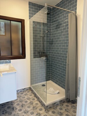 Bathtub, hair dryer, towels - Appartement Proche Centre et mer (Cavalaire-sur-Mer)