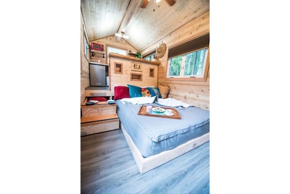 1 bedroom, bed sheets