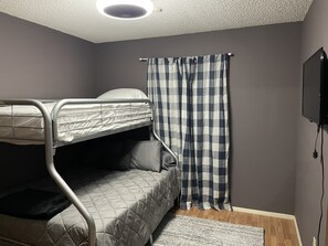2 bedrooms, iron/ironing board, travel cot, free WiFi