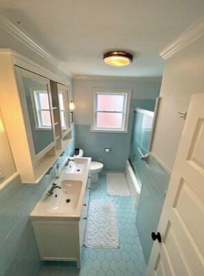 Combined shower/tub