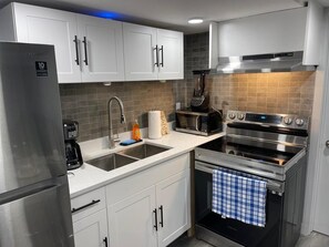 Geladeira, micro-ondas, fogão, cooktop